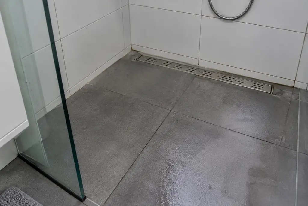Lekdetectie Uddel – lekkende inloopdouche met natte voegen