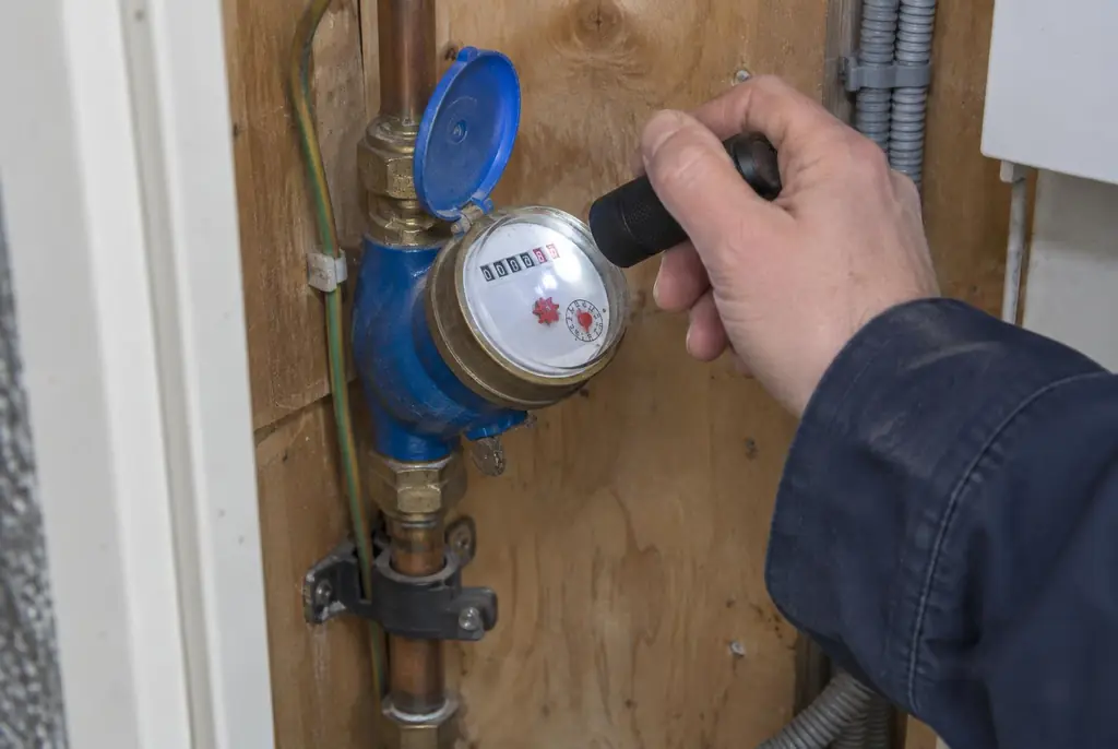 Lekdetectie Uddel – watermeter in de meterkast controleren met een zaklamp